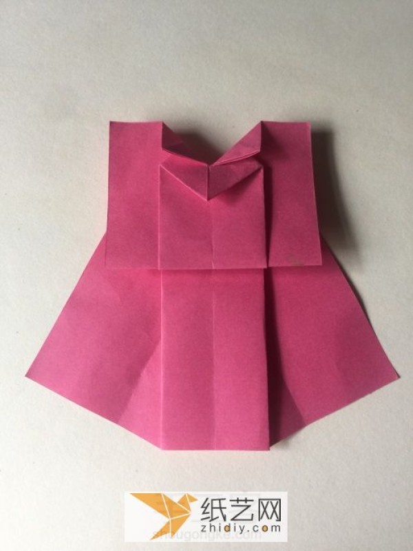 How to fold a cute origami skirt for children. Tutorial on folding a skirt by hand.