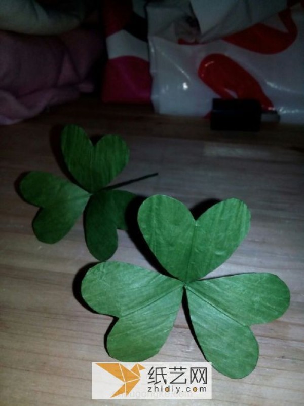 Three-dimensional paper art clover is made using wrinkled paper (real photo tutorial)