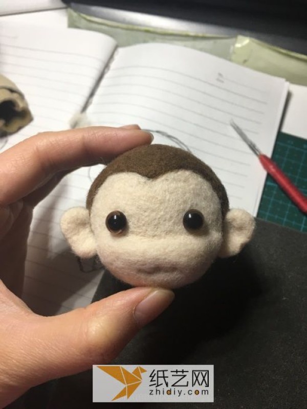 Tutorial on how to make a wool felt monkey, a handmade mascot for the Year of the Monkey. A golden monkey as a New Year gift.