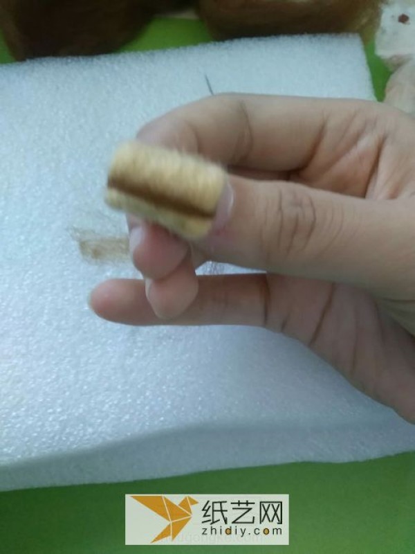 Tutorial on delicious cake rolls made from wool felt, a tempting Mid-Autumn Festival gift