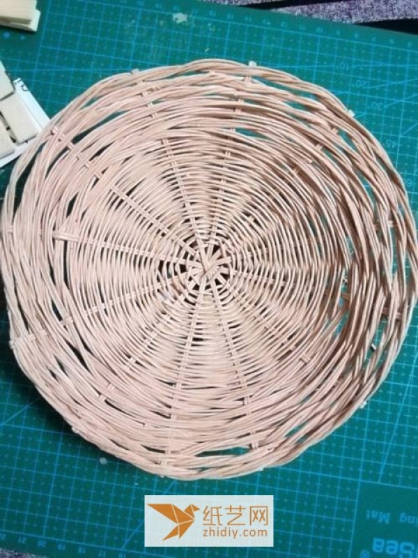 Tutorial on making a retro storage tray woven with paper rattan