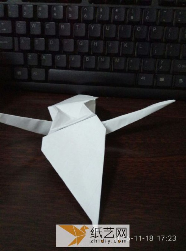 Simple origami paper cranes. Manual illustrations and real-life photo tutorials to teach you how to fold paper cranes.