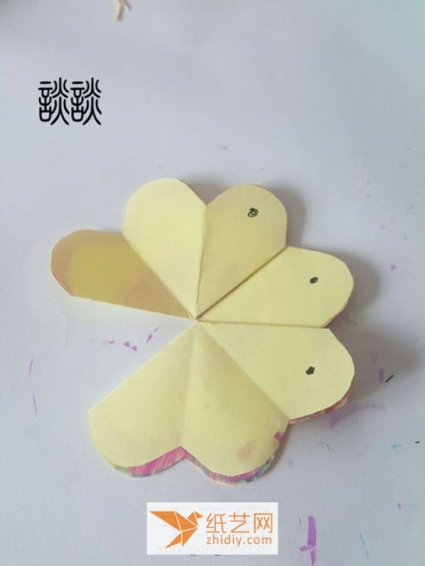 For Christmas greeting cards, you can choose to make this three-dimensional flower greeting card.