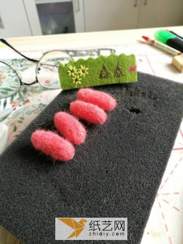 Tutorial on how to make a small wool felt octopus suitable for beginners. No need to worry about Christmas gifts.