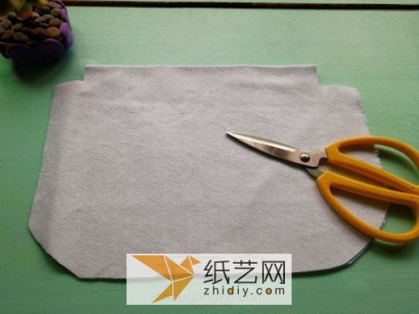 Tutorial on how to make a graceful and artistic fabric gold bag. Once you learn how to make it, start making New Year gifts.