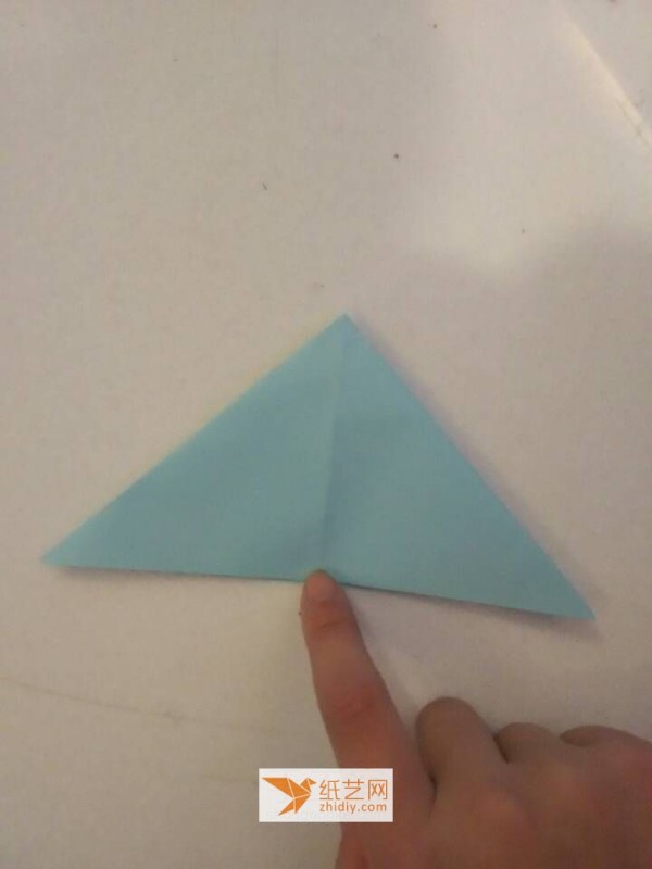 This is a tutorial for making origami balloons with wings. You can use them on Valentine’s Day.