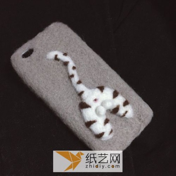 Skillful hands teach you how to quickly make a cute and practical mobile phone case using wool felt