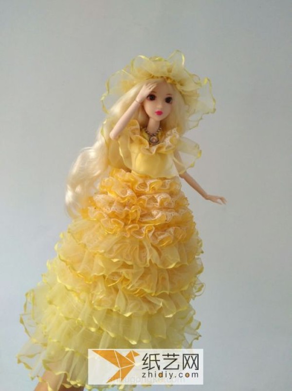 Make a beautiful wedding dress for your doll as a wedding gift for your friends