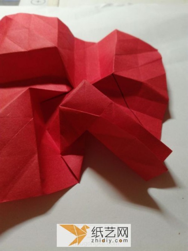 Detailed, complete and easy-to-learn method of folding origami roses. Tutorial on handmade origami roses for Valentines Day.