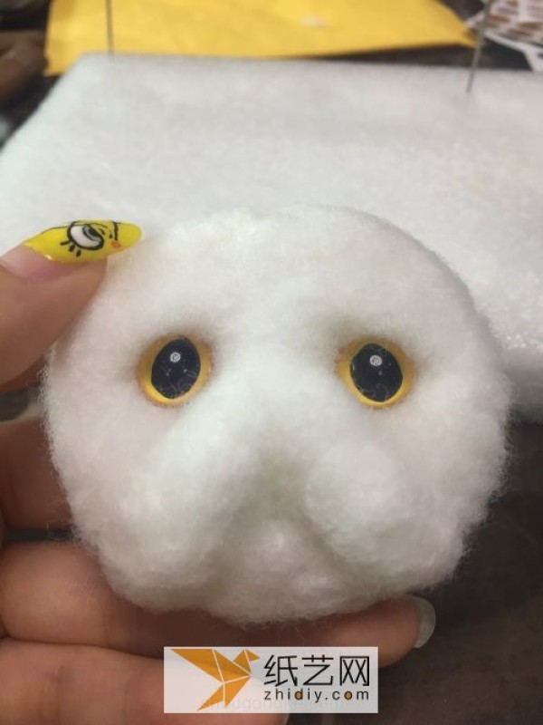 Handmade tutorial on poking aggrieved cat face made from wool felt. Cute Christmas gift