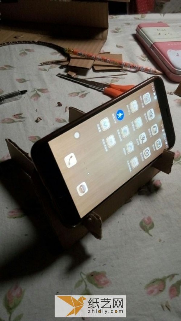 Illustrated tutorial on turning old cardboard boxes into treasure and making a simple mobile phone holder