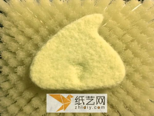 Tutorial on how to make a beginner’s wool felt poke chicken, which can be made into a brooch