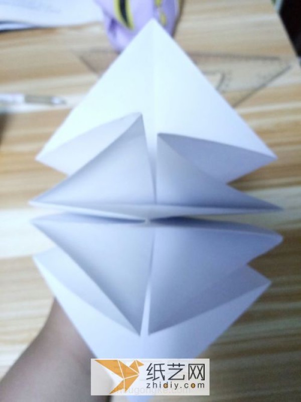 The origami box with the exploding box mechanism is perfect for Teacher’s Day greeting cards.