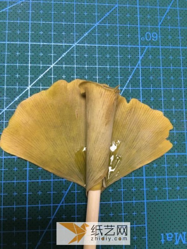 The smell of autumn: Dried roses made from waste ginkgo leaves