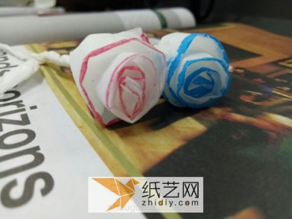 Napkins quickly turn into paper roses. A little romance in life is so simple.