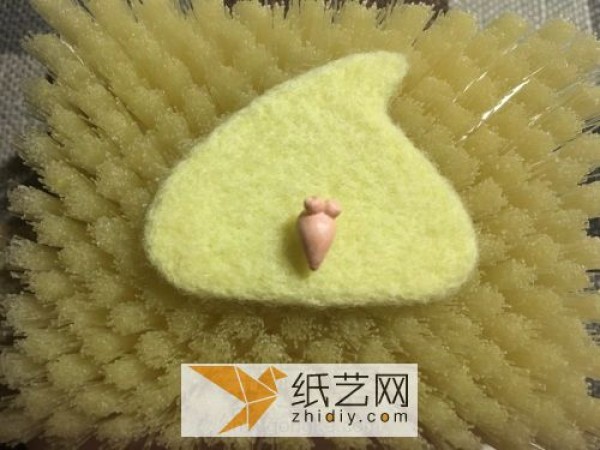 Tutorial on how to make a beginner’s wool felt poke chicken, which can be made into a brooch