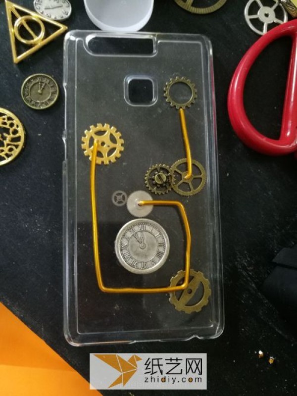 A small production tutorial for turning waste into treasure with high energy. DIY a steampunk style mobile phone case to give to your boyfriend as a gift for Valentine’s Day.