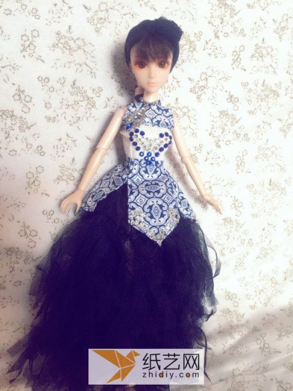 How to turn scraps from fabric production into treasure to make a doll princess dress