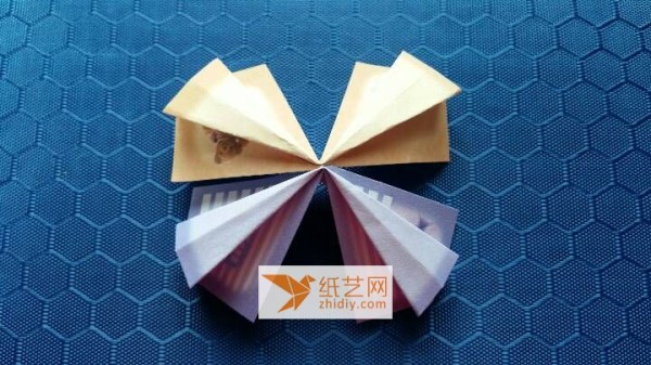 A new way to make cute origami bows. DIY a super cute origami bow.