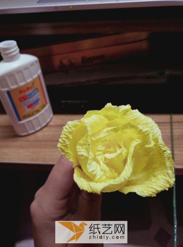 Illustrated tutorial on making a paper rose using crepe paper. Complete paper rose making guide