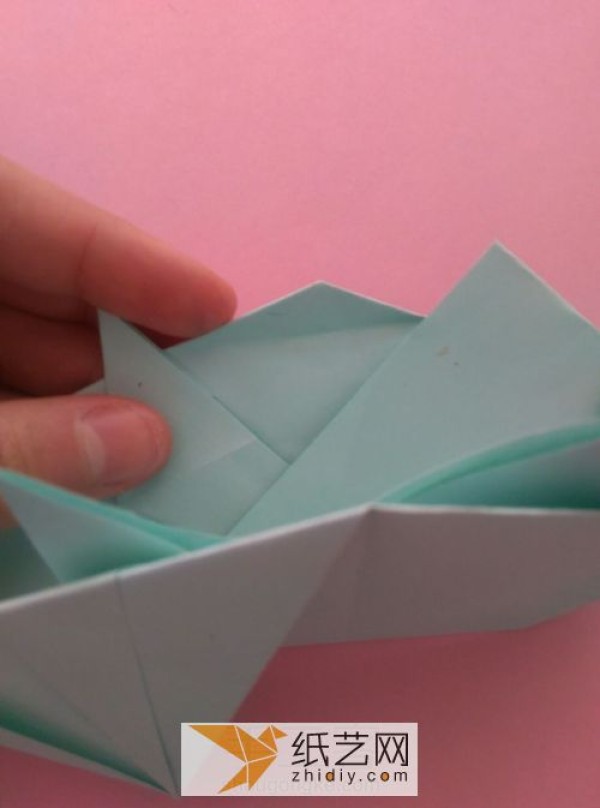 A complete illustrated tutorial on hippo origami. Teach you step by step how to make a three-dimensional origami animal.