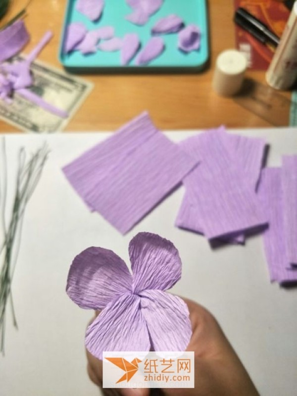 Illustrated tutorial on making beautiful paper flowers from crepe paper as a Teacher’s Day gift