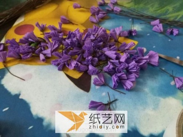 Tutorial on how to make lavender flowers from crepe paper. Real pictures to teach you how to make paper flowers.