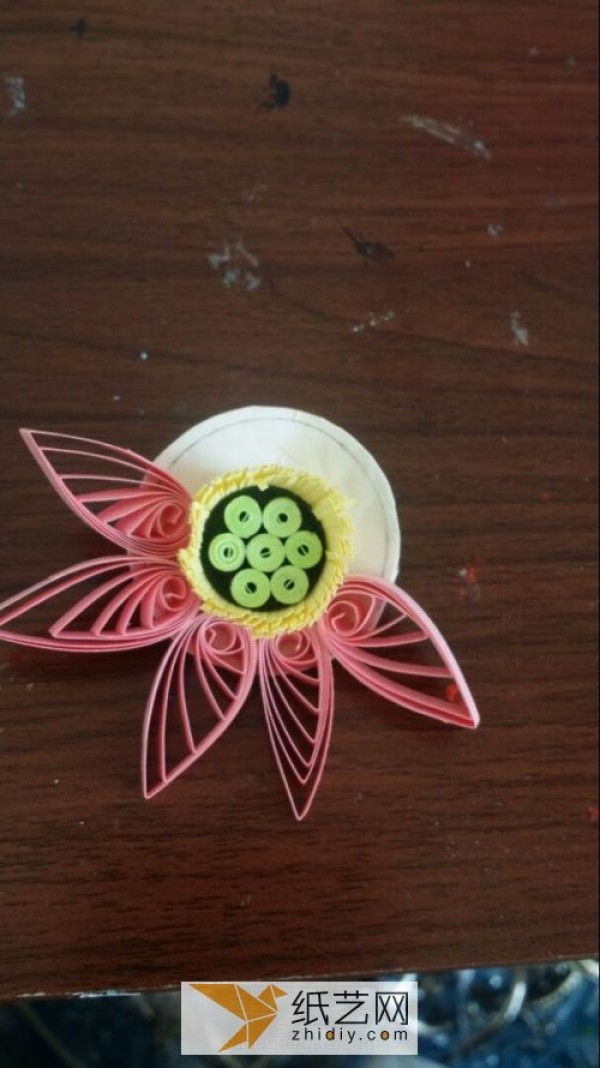 Illustrated tutorial for hand-quilling paper lotus flowers. How to make three-dimensional paper-quilling flowers.