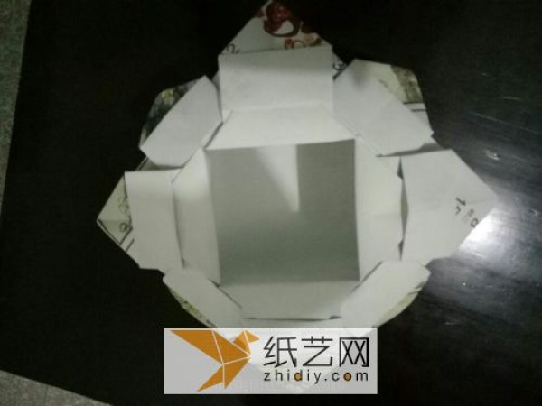 Turn waste into treasure by folding calendar paper and advertising paper into handmade origami baskets and storage boxes