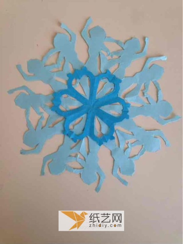 Teach you step by step how to make Frozen magic snowflake paper cutting