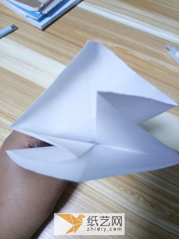 The origami box with the exploding box mechanism is perfect for Teacher’s Day greeting cards.