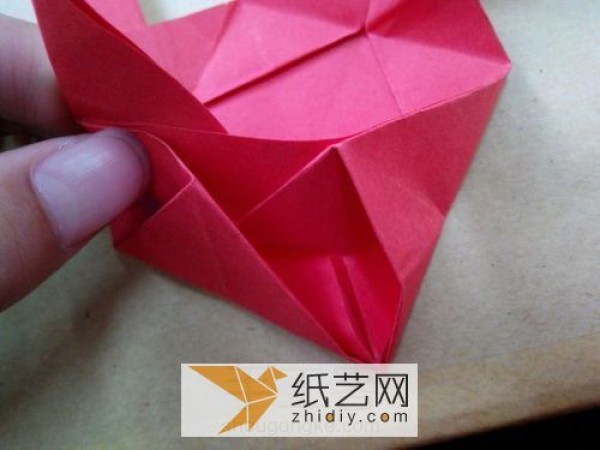 Real photo tutorial teaches you step by step how to fold origami roses