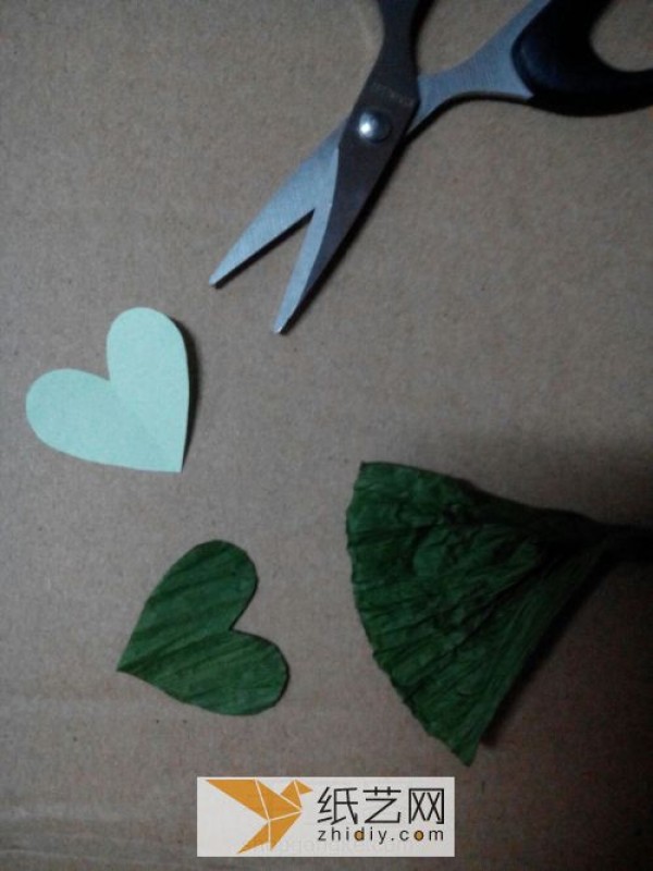 Three-dimensional paper art clover is made using wrinkled paper (real photo tutorial)