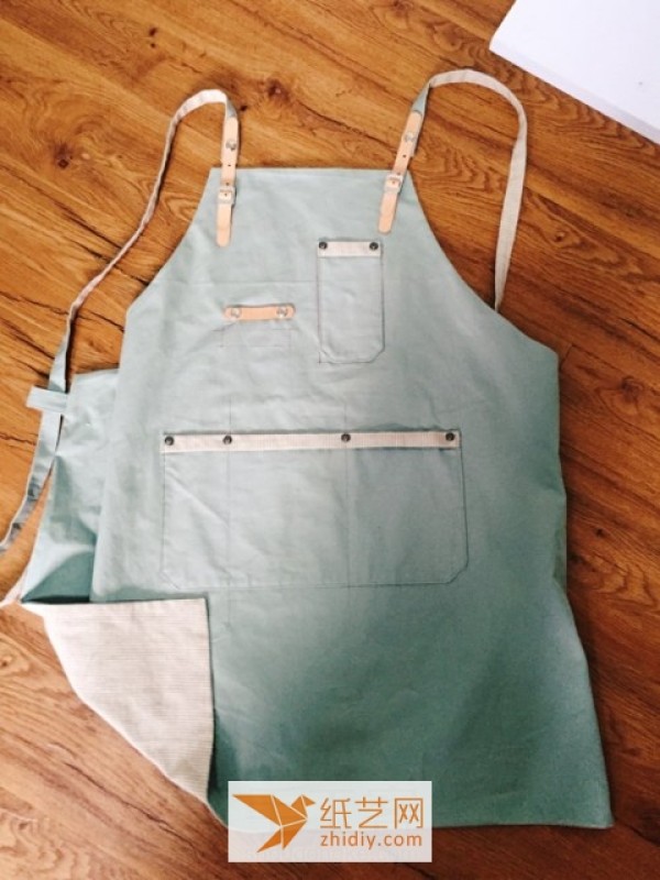 Start your New Year’s cleaning with a DIY fabric apron!