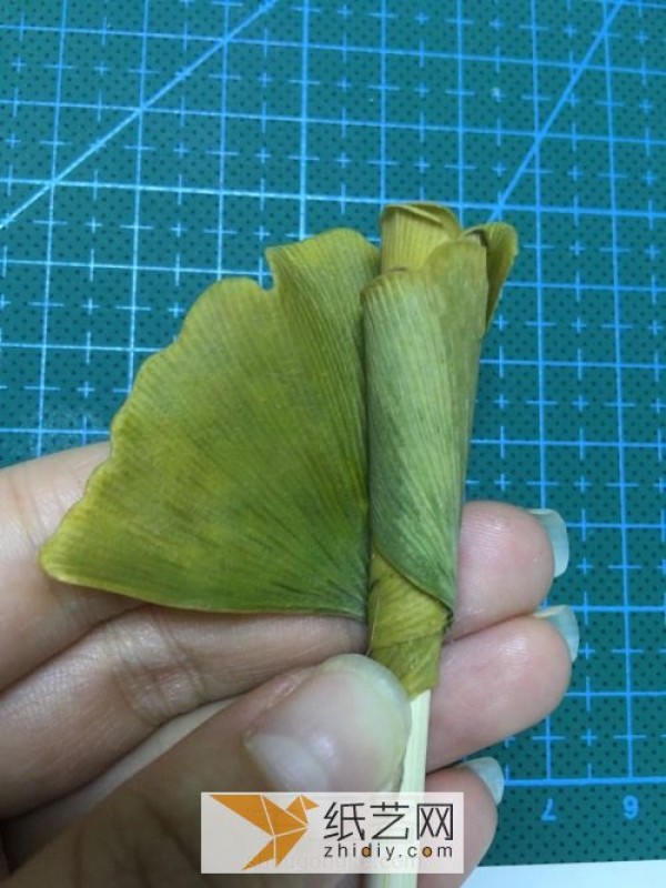 The smell of autumn: Dried roses made from waste ginkgo leaves