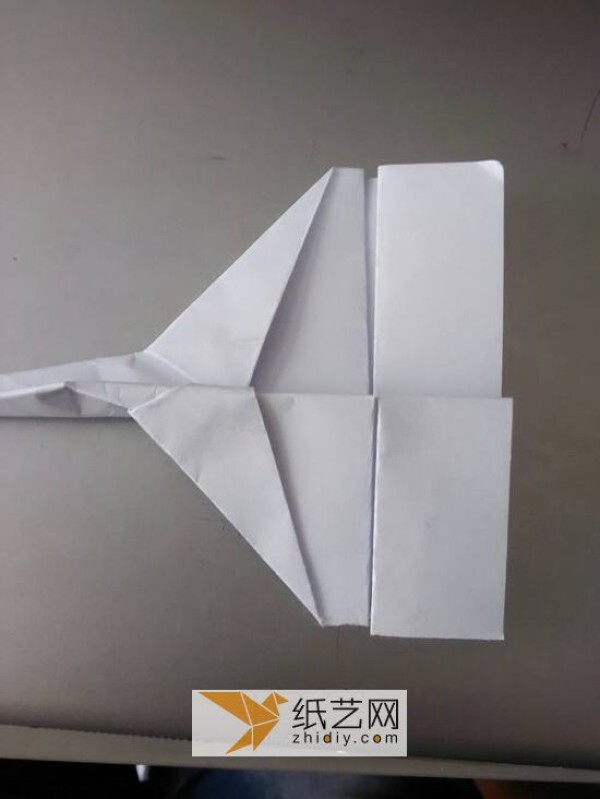 Don’t miss the MiG-29 origami aircraft making tutorial. The origami effect is the same as the model.