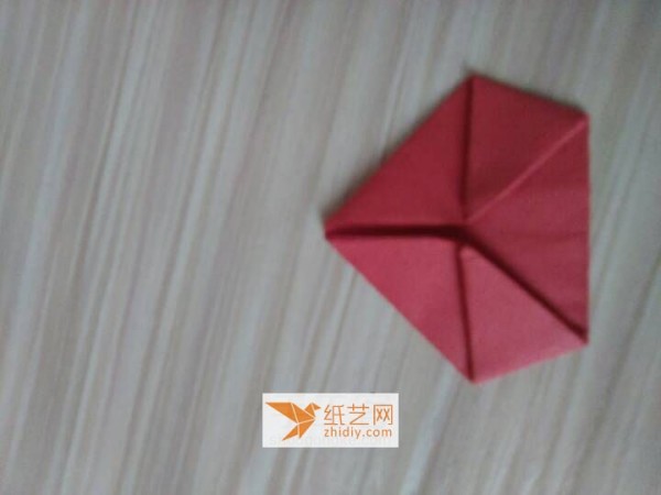 Three-dimensional origami heart folding tutorial for Valentines Day. Creative Valentines Day gifts made by hand.