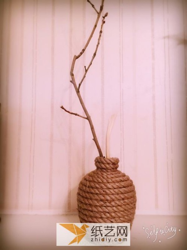 Use hemp rope to turn small wine bottles into treasures and make them into retro vases