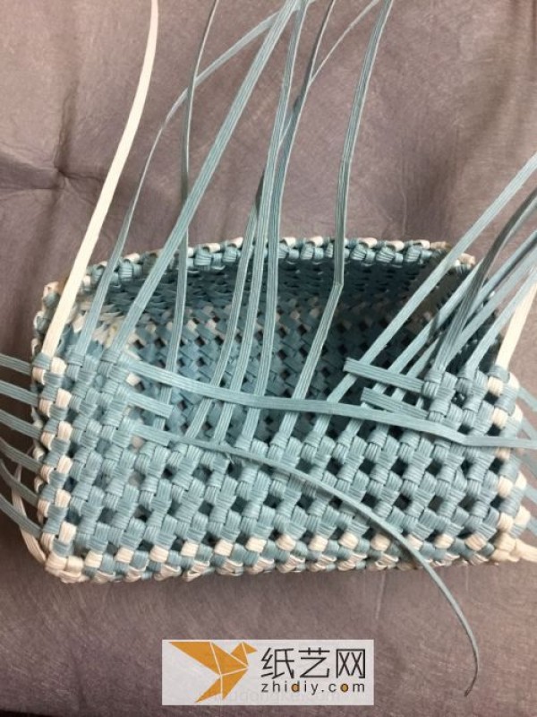 Use the knitting method to make tissue boxes. Illustrated tutorial on hand-knitting a storage box.