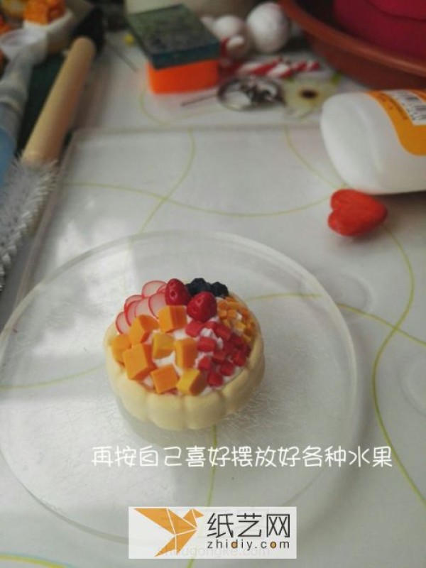 The super delicious fruit tart made with ultra-light clay can be used as a mobile phone chain as a New Year gift.