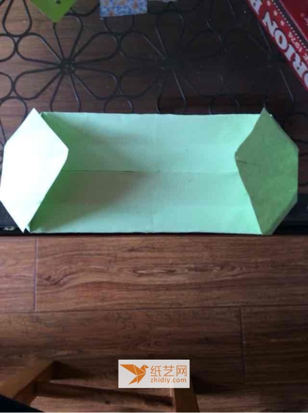 Make your own origami pencil box. This origami box can be a Children’s Day gift.