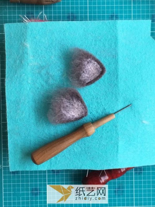 Master’s tutorial on how to make a wool felt poke kitten. A great Teacher’s Day gift.