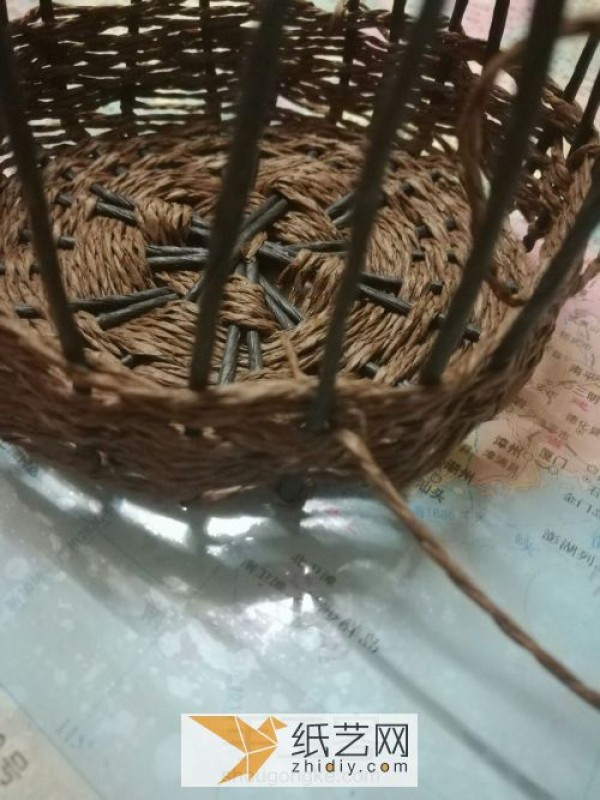 Illustrated tutorial for hand-making practical paper woven baskets for home use