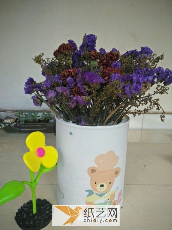 Milk powder cans are turned into treasures by handmade crafts into beautiful flower pots