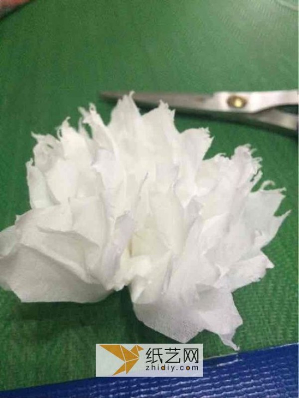 Turn waste into treasure and make handmade paper camellias. Tutorial on making immortal flowers with toilet paper towels.