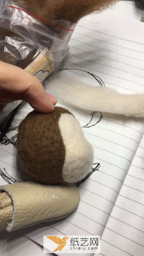 Tutorial on how to make a wool felt monkey, a handmade mascot for the Year of the Monkey. A golden monkey as a New Year gift.