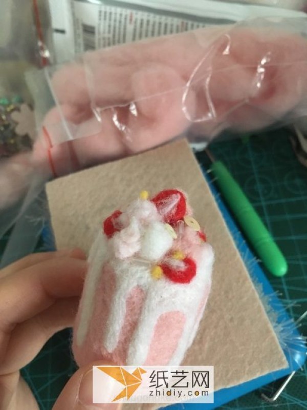 A no-fail illustrated tutorial for making strawberry cream cake with wool felt