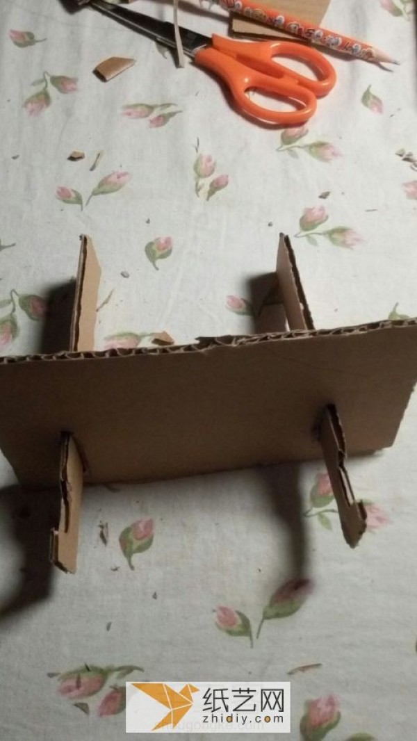 Illustrated tutorial on turning old cardboard boxes into treasure and making a simple mobile phone holder