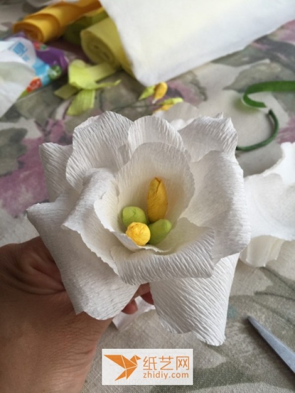 Tutorial on how to make a realistic crepe paper flower arrangement