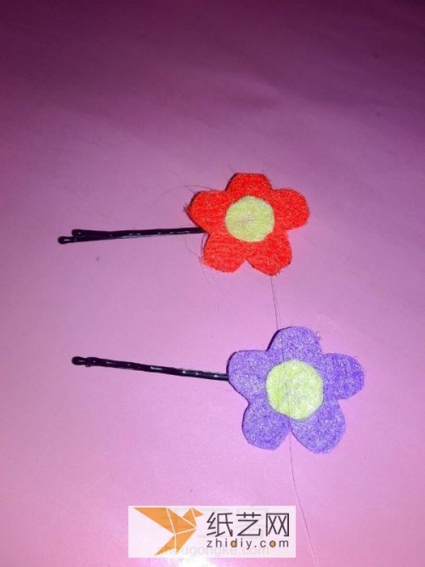 Children make their own non-woven hairpins as Children’s Day gifts for friends